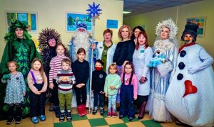 В преддверии Нового года артисты театра Натальи Бондаревой поздравили юных пациентов Одинцовской  областной больницы