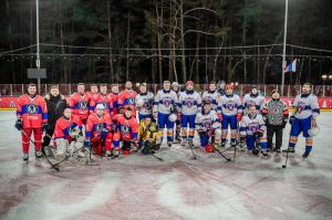 Хоккейный матч в формате «Русской классики» состоялся на новом катке с искусственным льдом в Одинцовском парке культуры, спорта и отдыха