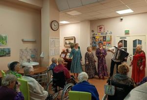 Ансамбль народной песни «Родные напевы» выступил в интернате для пожилых людей в селе Ромашково